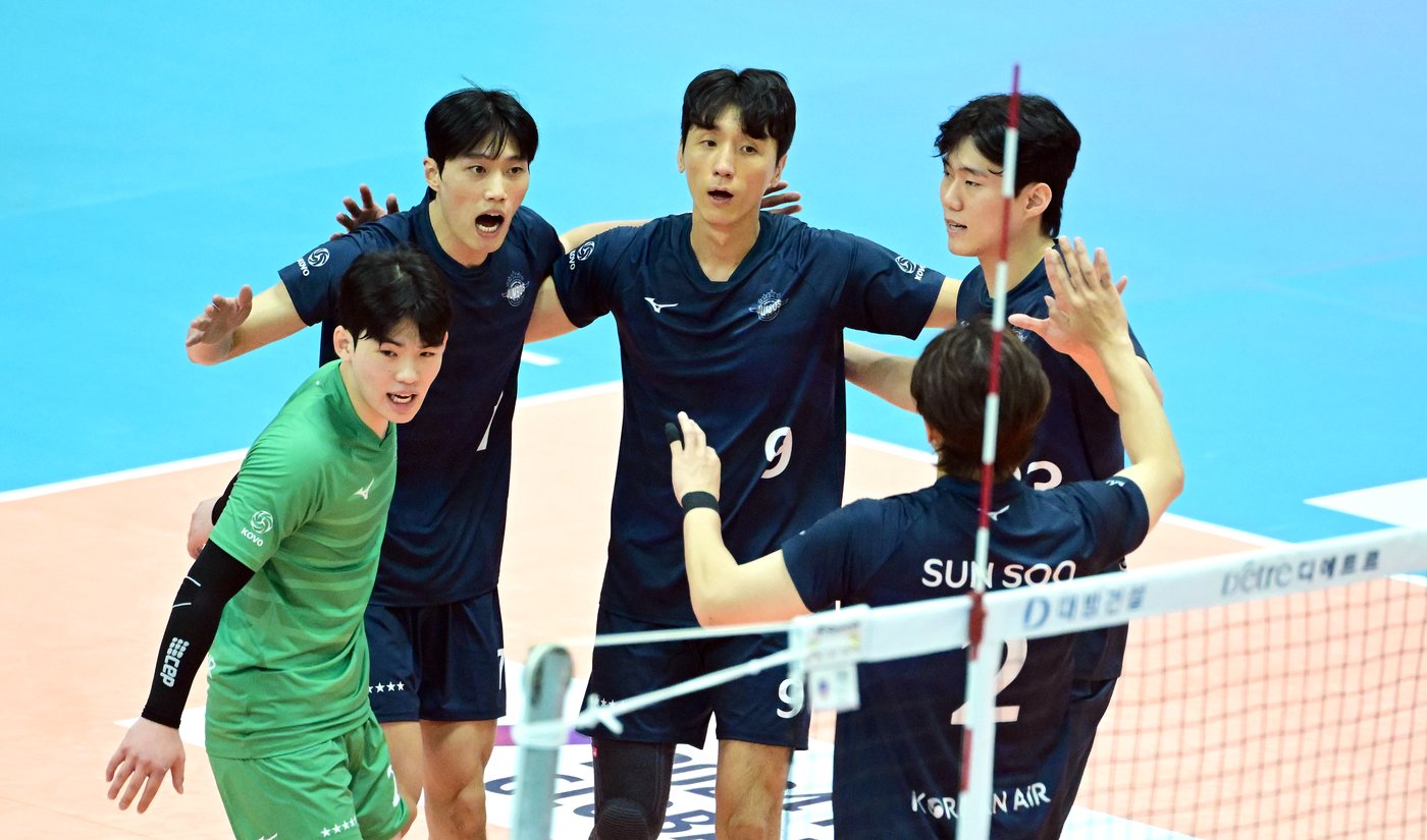 본문 이미지 - 7일 수원에서 열린 베로 발리 몬차와의 슈퍼매치에서 승리한 대한항공. (한국배구연맹 제공)