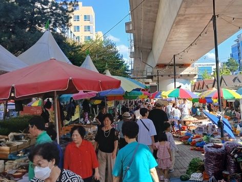 명절 앞둔 전통시장 북적…강원 관광지·유명산도 나들이객 발길