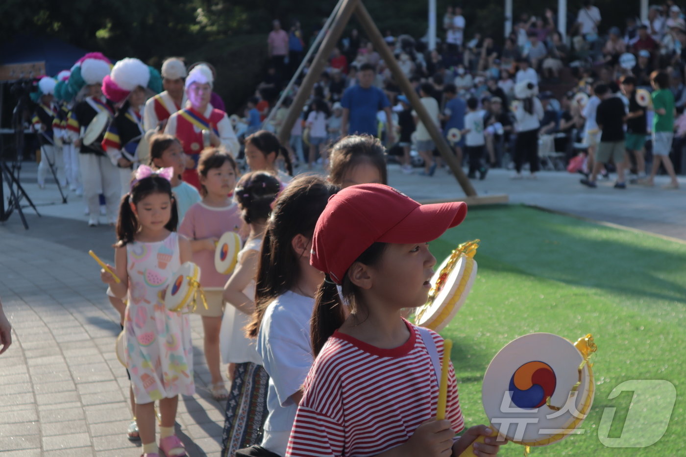 7일 오후 충북 청주시 오창호수공원에서 열린 2024 청주시민화합 백중놀이 행사에서 어린이들이 소고를 치며 사물놀이를 함께하고 있다. 이날 행사는 뉴스1 충북‧세종 본부가 주관하고 청주시가 후원했다. 2024.9.7/뉴스1 ⓒ News1 박건영 기자