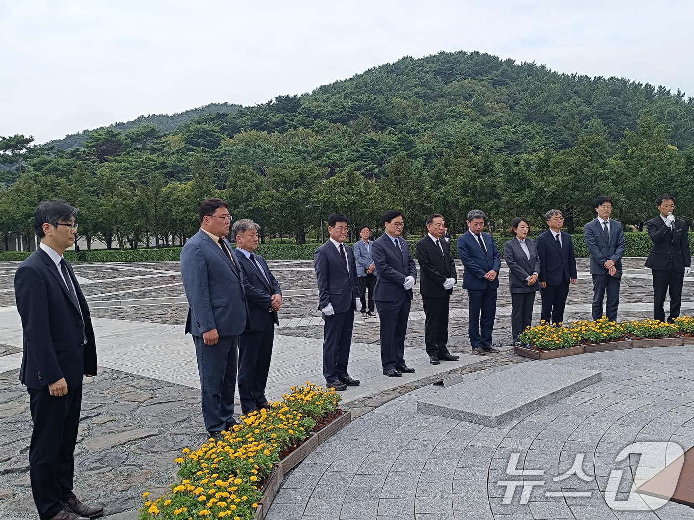 (서울=뉴스1) = 우원식 국회의장이 7일 경남 김해시 봉하마을 고(故) 노무현 전 대통령 묘역을 참배하고 있다. (우원식 국회의장 페이스북 캡쳐) 2024.9.7/뉴스1