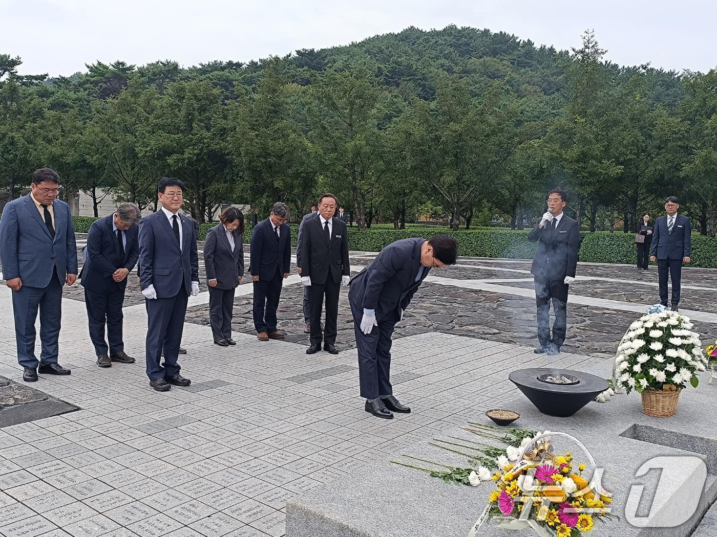 (서울=뉴스1) = 우원식 국회의장이 7일 경남 김해시 봉하마을 고(故) 노무현 전 대통령 묘역을 참배하고 있다. (우원식 국회의장 페이스북 캡쳐) 2024.9.7/뉴스1