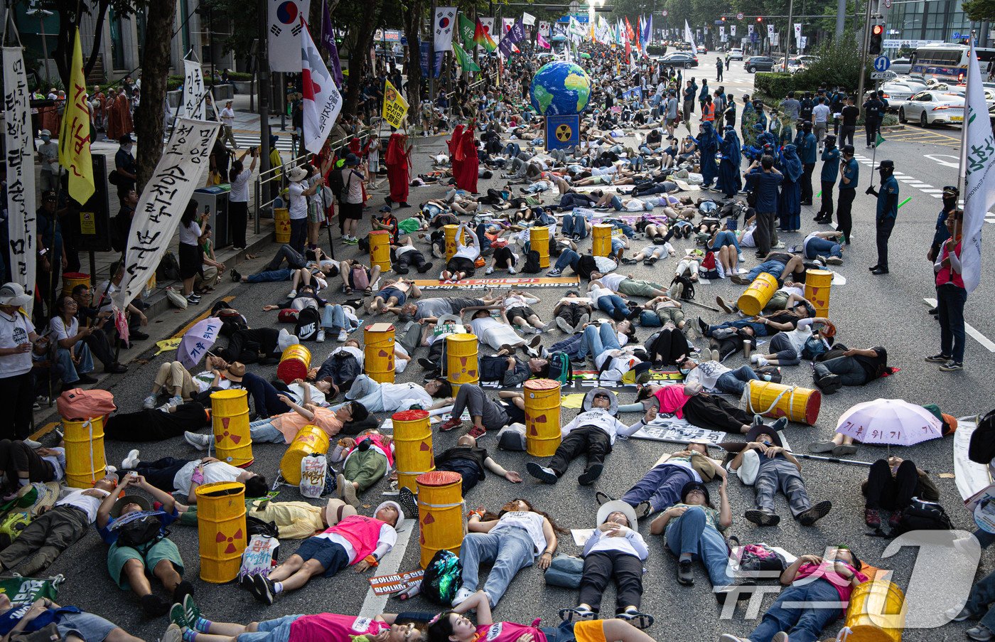 7일 오후 서울 강남구 테헤란로 일대에서 열린 907 기후정의행진에서 참가자들이 다이인&#40;die-in&#41; 퍼포먼스를 하고 있다. 2024.9.7/뉴스1 ⓒ News1 이재명 기자