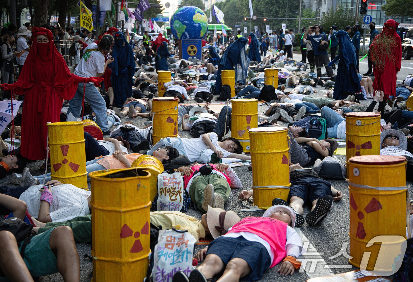 본문 이미지 - 기후정의행진에서 참가자들이 다이인&#40;die-in&#41; 퍼포먼스를 하고 있다. 2024.9.7/뉴스1 ⓒ News1 이재명 기자