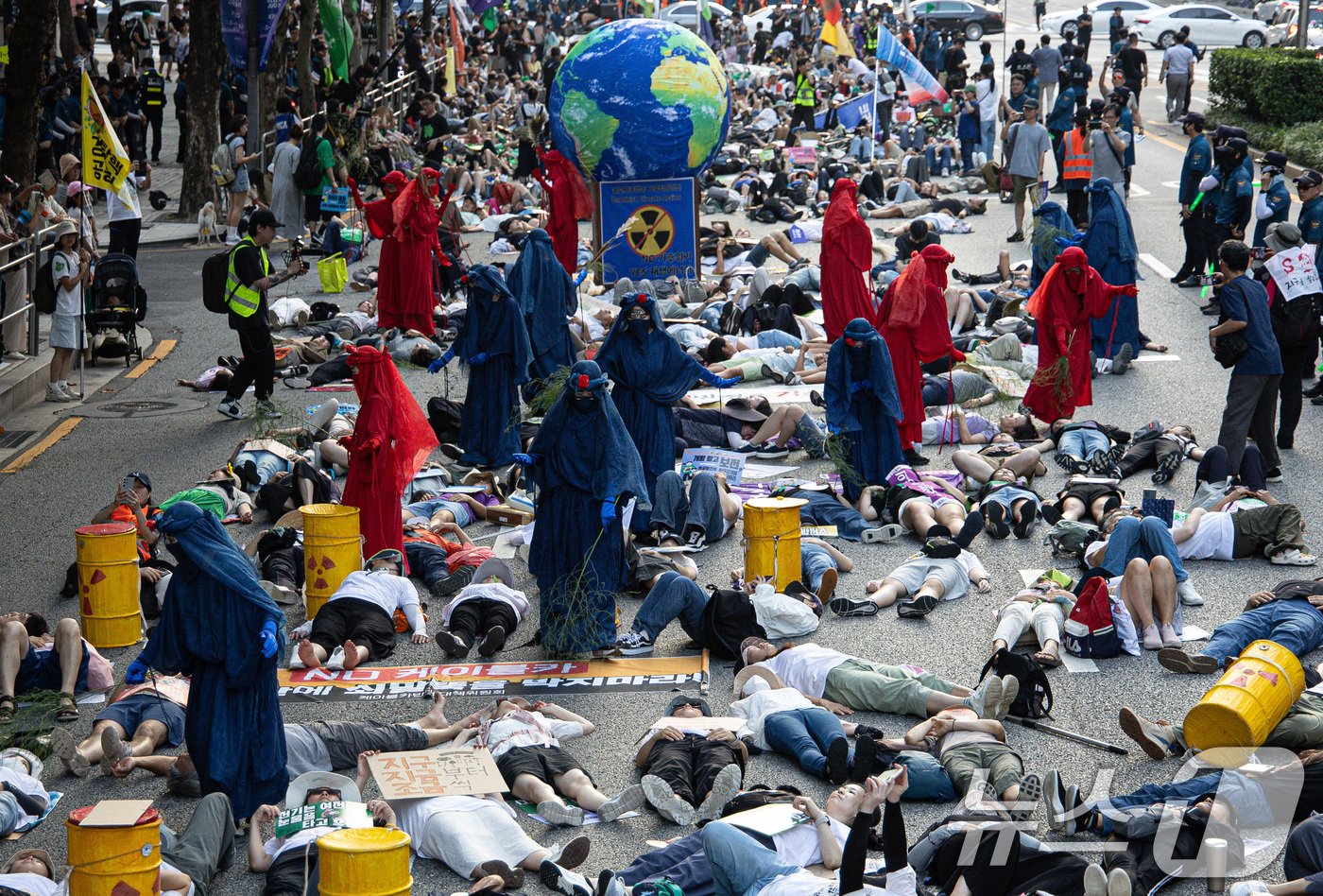 본문 이미지 - 7일 오후 서울 강남구 테헤란로 일대에서 열린 907 기후정의행진에서 참가자들이 다이인(die-in) 퍼포먼스를 하고 있다. 2024.9.7/뉴스1 ⓒ News1 이재명 기자