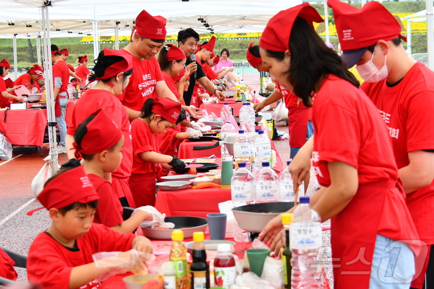 7일 장수 레드푸드 페스티벌 축제 모습. &#39;빨간 맛으로의 초대&#39;를 주제로 펼쳐지는 축제는 오는 8일까지 이어진다. &#40;장수군 제공&#41; 2024.9.7/뉴스1