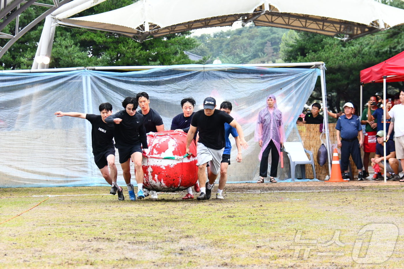 본문 이미지 - 7일 장수 레드푸드 페스티벌 축제 모습. '빨간 맛으로의 초대'를 주제로 펼쳐지는 축제는 오는 8일까지 이어진다. (장수군 제공) 2024.9.7/뉴스