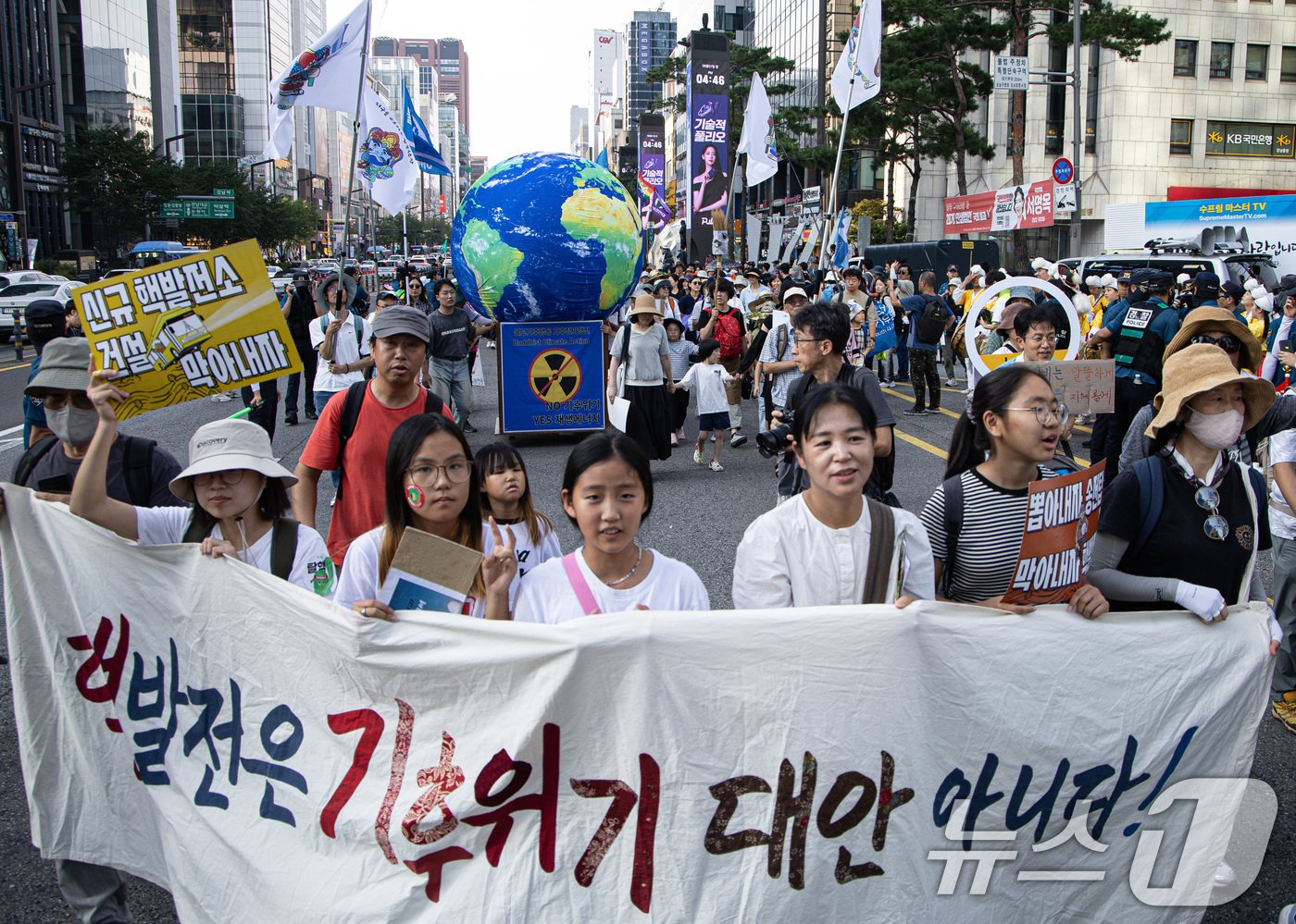 7일 오후 서울 강남구 강남역 인근에서 열린 907 기후정의행진에서 참가자들이 행진을 하고 있다. 2024.9.7/뉴스1 ⓒ News1 이재명 기자