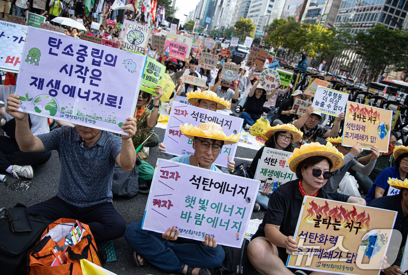 7일 오후 서울 강남구 신논현역 인근 강남대로에서 열린 907 기후정의행진에서 참가자들이 구호를 외치고 있다. 2024.9.7/뉴스1 ⓒ News1 이재명 기자