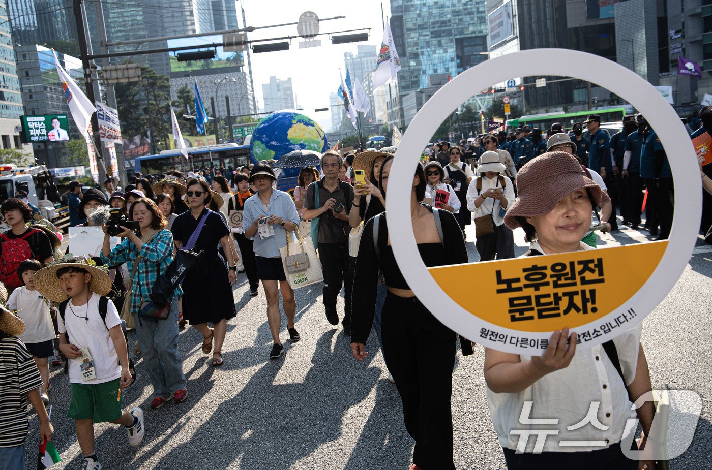 7일 오후 서울 강남구 강남역 인근에서 열린 907 기후정의행진에서 참가자들이 행진을 하고 있다. 2024.9.7/뉴스1 ⓒ News1 이재명 기자