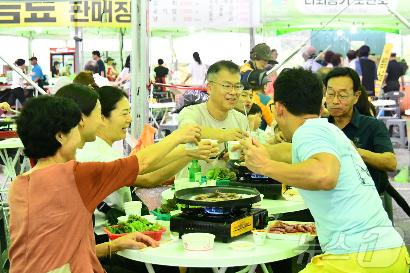 7일 레드푸드 페스티벌&#40;제18회 장수 한우랑 사과랑 축제&#41; 전북자치도 장수군 의암공원 및 누리파크 일원에 마련된 한우마당이 방문객들로 북적이고 있다.&#40;장수군 제공&#41; 2024.9.7/뉴스1