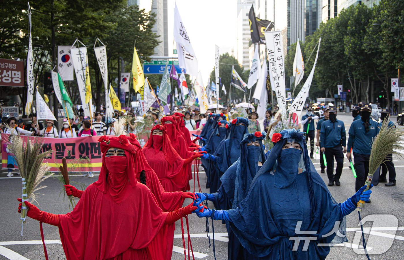 7일 오후 서울 강남구 테헤란로 인근에서 열린 907 기후정의행진에서 참가자들이 행진을 하고 있다. 2024.9.7/뉴스1 ⓒ News1 이재명 기자