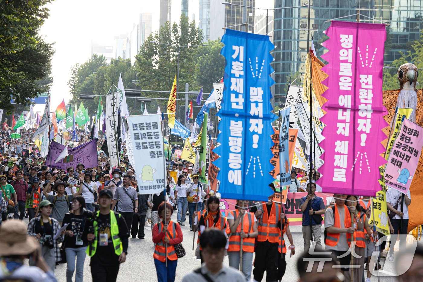 7일 오후 서울 강남구 테헤란로 인근에서 열린 907 기후정의행진에서 참가자들이 행진을 하고 있다. 2024.9.7/뉴스1 ⓒ News1 이재명 기자