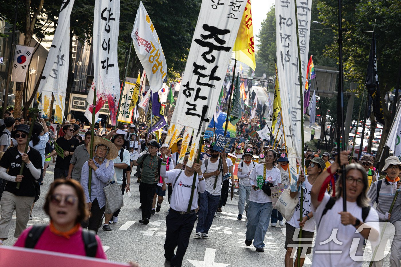 7일 오후 서울 강남구 테헤란로 인근에서 열린 907 기후정의행진에서 참가자들이 행진을 하고 있다. 2024.9.7/뉴스1 ⓒ News1 이재명 기자