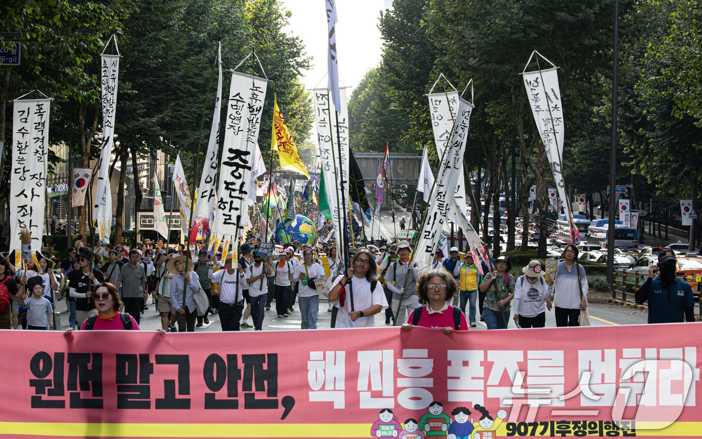 (서울=뉴스1) 이재명 기자 = 7일 오후 서울 강남구 테헤란로 인근에서 열린 907 기후정의행진에서 참가자들이 행진을 하고 있다. 2024.9.7/뉴스1