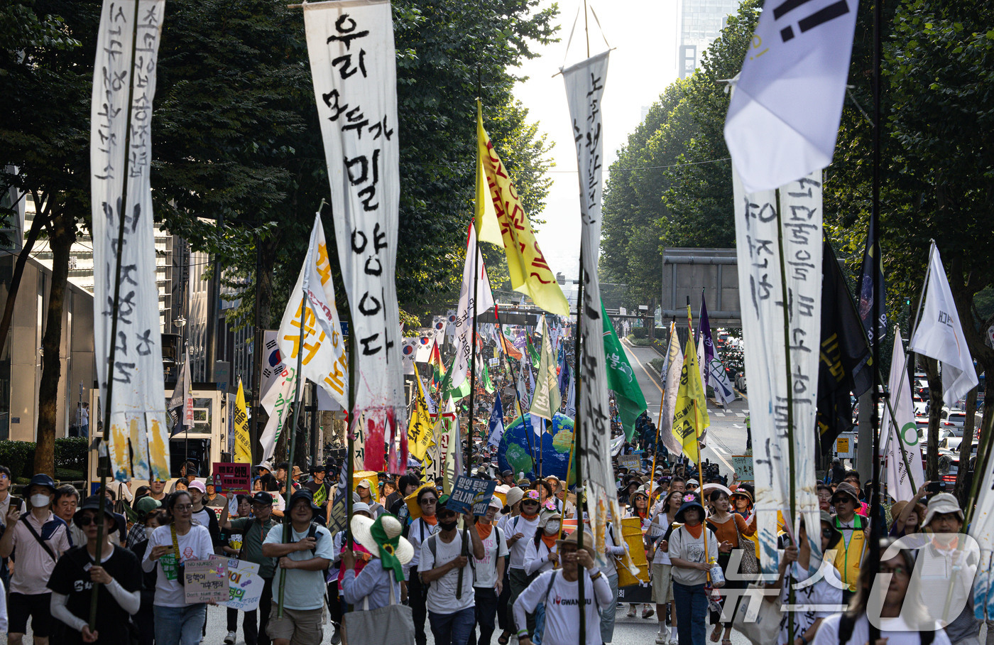 (서울=뉴스1) 이재명 기자 = 7일 오후 서울 강남구 테헤란로 인근에서 열린 907 기후정의행진에서 참가자들이 행진을 하고 있다. 2024.9.7/뉴스1