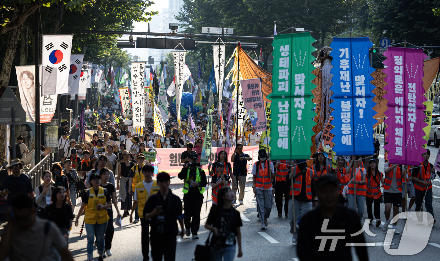 (서울=뉴스1) 이재명 기자 = 7일 오후 서울 강남구 테헤란로 인근에서 열린 907 기후정의행진에서 참가자들이 행진을 하고 있다. 2024.9.7/뉴스1