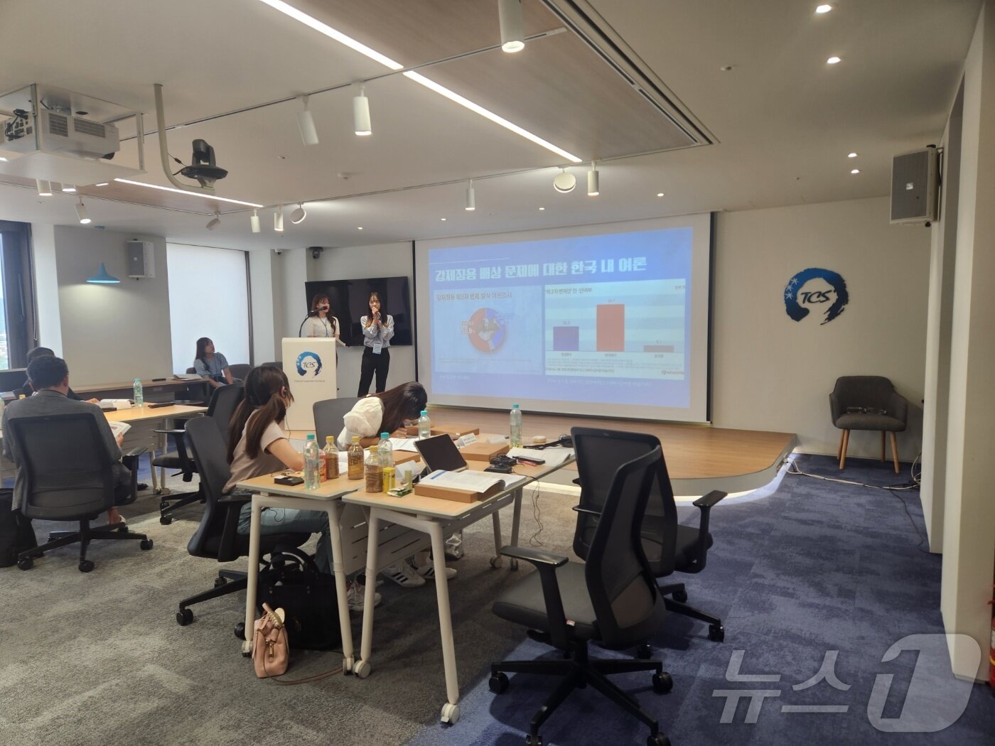 본문 이미지 - 지난 7일 서울 3국협력사무국&#40;TCS&#41; 사무실에서 개최된 &#39;미래세대가 전하는 한일관계&#39; 세미나에서 한국외대 학생들이 발표를하고 있는 모습. &#40;정윤영 기자&#41; 