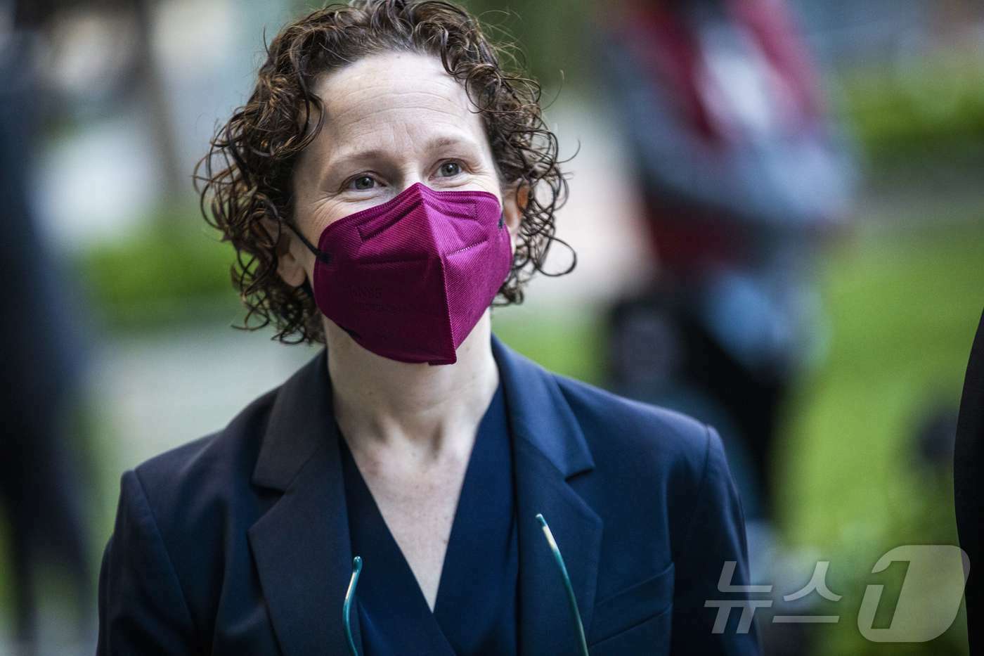본문 이미지 - 2021년 5월 당시 애플 변호를 위해 미국 법원에 도착하는 변호사 캐런 던의 모습. ⓒ AFP=뉴스1 ⓒ News1 조소영 기자