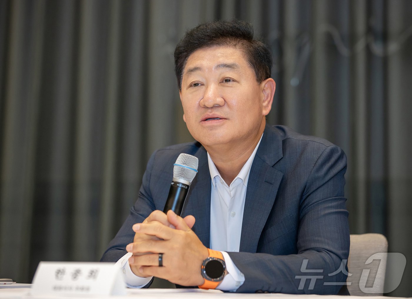 본문 이미지 - 한종희 삼성전자 대표이사 부회장이 7일(현지시간) 'IFA2024'가 열린 독일 베를린에서 기자 간담회를 갖고 AI 가전을 통한 고객 사용 경험의 패러다임 전환을 설명하고 있다.(삼성전자 제공) 2024. 9. 7/뉴스1 ⓒ News1 한재준 기자