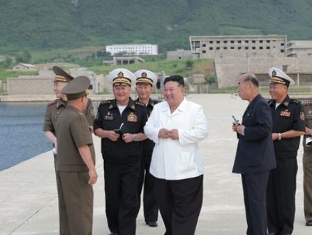 "동·서에 바다 끼고 있는 해양국"…김정은, 해군 무력 강화 주문