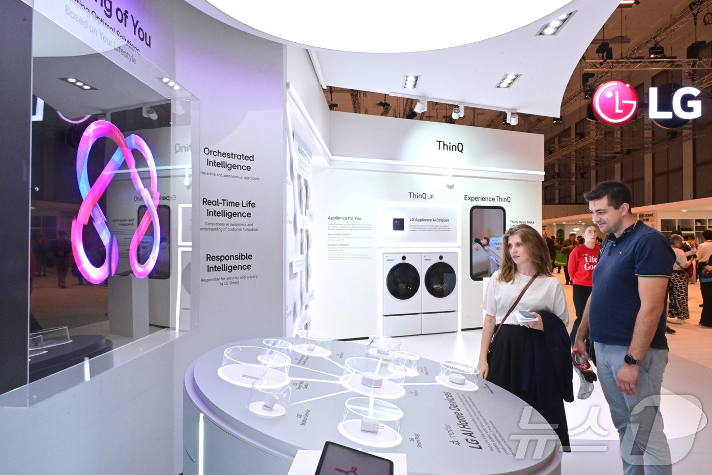 본문 이미지 - LG전자가 독일 베를린에서 열린 유럽 최대 가전전시회 'IFA 2024'에 '공감지능으로 새롭게 그려내는 AI홈'을 주제로 참가했다고 8일 밝혔다. 사진은 관람객이 LG AI홈의 핵심 디바이스 'LG 씽큐 온’을 살펴보고 있는 모습. (LG전자 제공) 2024.9.8/뉴스1