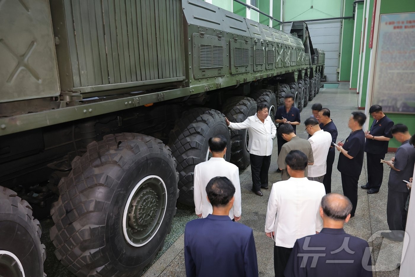 본문 이미지 - (평양 노동신문=뉴스1) = 김 총비서가 제2경제위원회산하 국방공업기업소를 방문하고 무장장비생산실태를 료해(파악)하고 있는 모습.[국내에서만 사용가능. 재배포 금지. DB 금지. For Use Only in the Republic of Korea. Redistribution Prohibited] rodongphoto@news1.kr