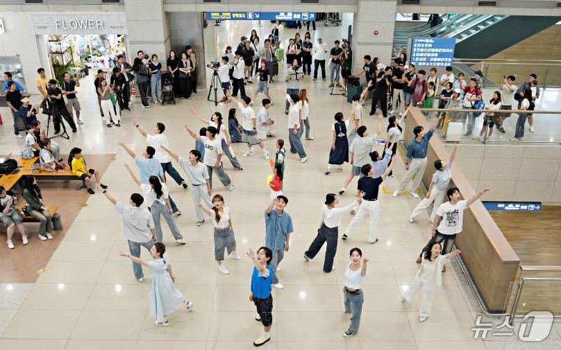 (서울=뉴스1) 송원영 기자 = 문화체육관광부와 한국문화예술교육진흥원은 지난 7일 인천국제공항 제1여객터미널에서 대학생, 청소년, 시각장애인 등 100여 명이 참여한 대국민 문화예 …