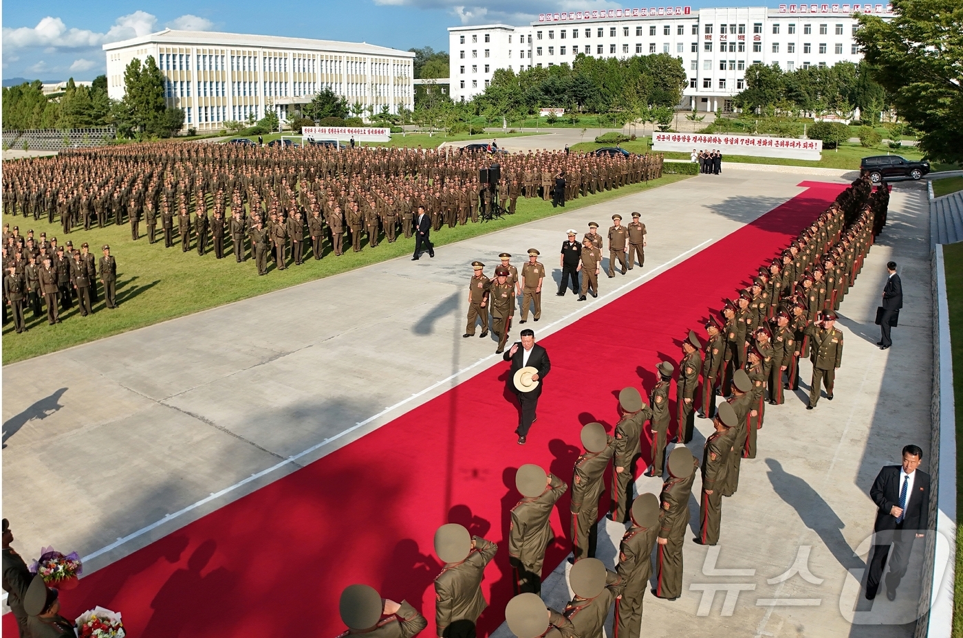 北김정은, '오진우명칭 포병종합군관학교' 시찰 - 뉴스1