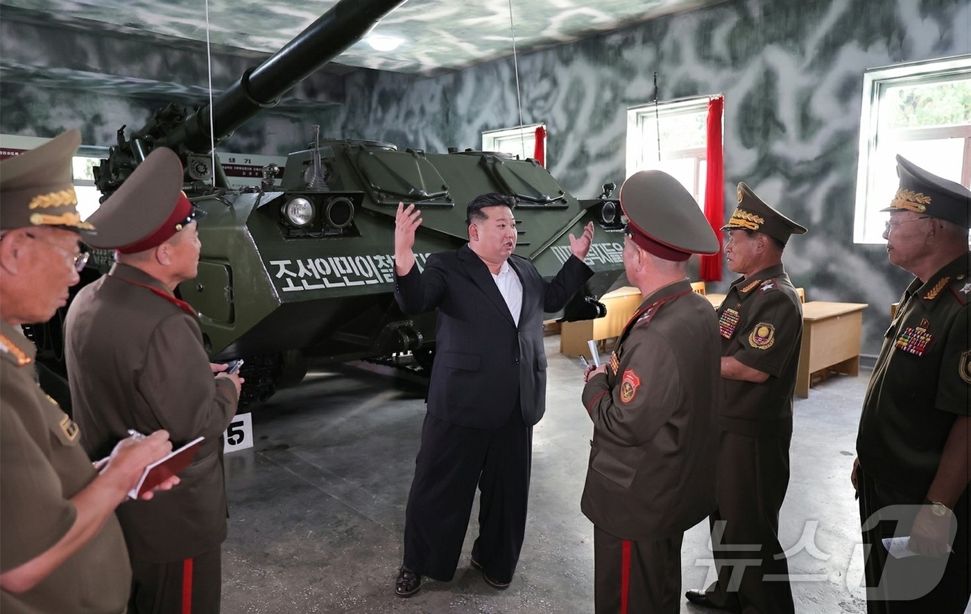 본문 이미지 - (평양 노동신문=뉴스1) =북한 김정은 노동당 총비서가 오진우명칭 포병종합군관학교를 시찰하는 모습. [국내에서만 사용가능. 재배포 금지. DB 금지. For Use Only in the Republic of Korea. Redistribution Prohibited] rodongphoto@news1.kr