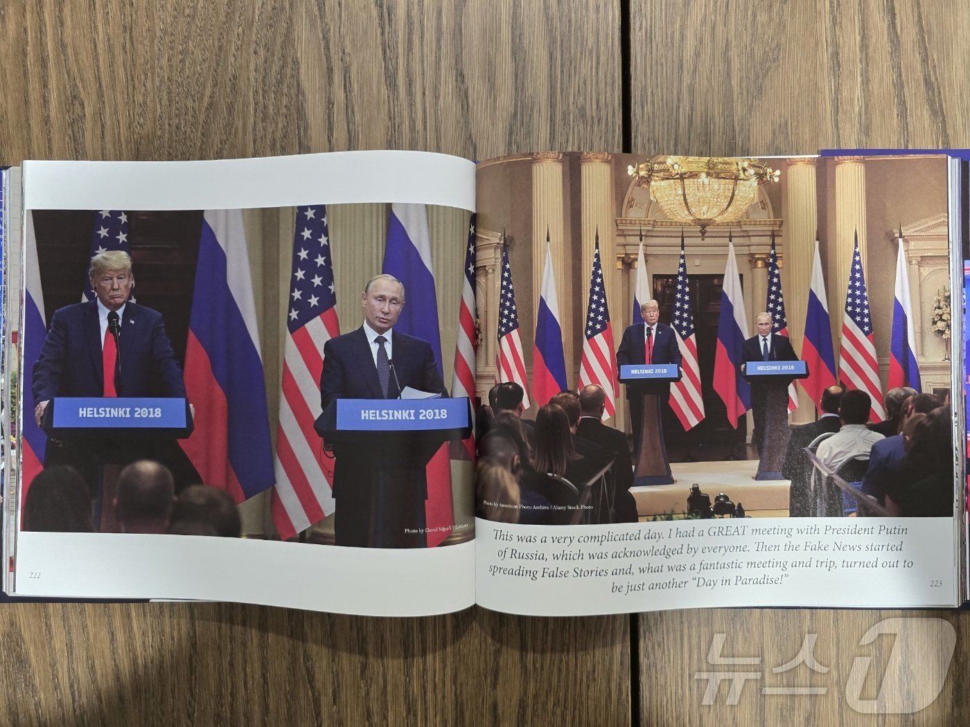 본문 이미지 - 도널드 트럼프 전 대통령의 재임 시절 주요 장면과 최근 총격사건 등을 담은 화보집 '세이브 아메리카'(Save America)에 실린 블라드미르 푸틴 러시아 대통령과의 2018년 핀란드 헬싱키 정상회담 장면. 화보집은 360페이지 분량으로 이달 3일(현지시간) 발간했다.