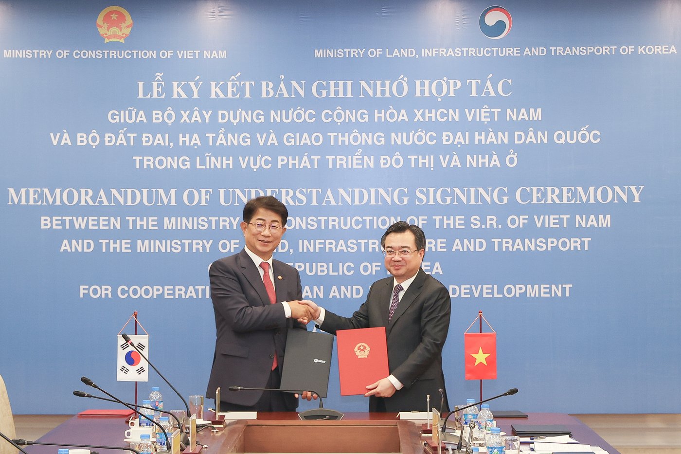 본문 이미지 - 지난 7월 박상우 국토교통부 장관(왼쪽)이 응우옌 타잉 응이 베트남 건설부 장관과 도시 및 주택개발 업무협약(MOU)·스마트시티 및 사회주택 건설 실행계획 등의 협약 체결 후 기념사진을 찍고 있다. (베트남 공동 취재단 제공)