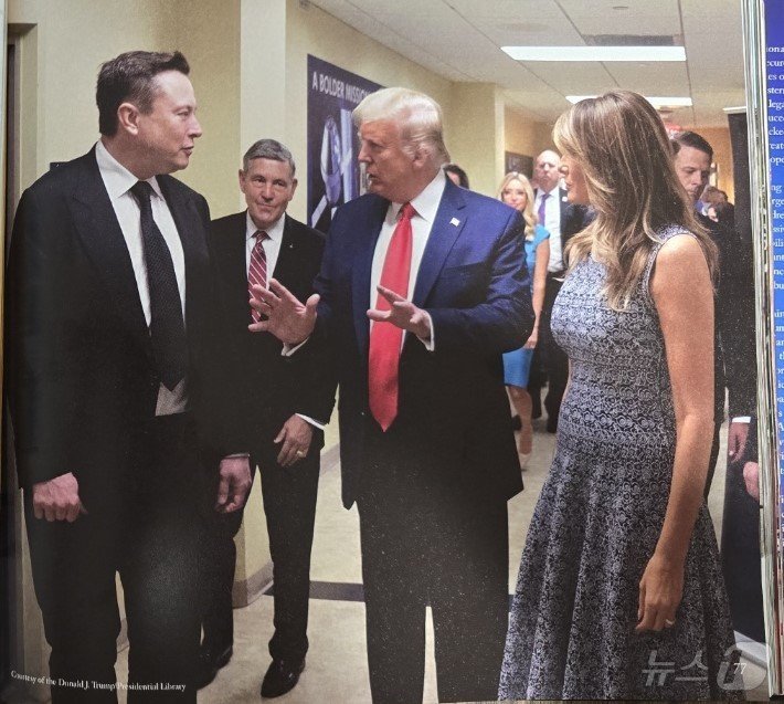 본문 이미지 - 도널드 트럼프 전 대통령의 재임시절 주요 장면과 최근 총격사건 등을 담은 화보집 '세이브 아메리카'(Save America)에 실린 일론 머스크 테슬라 CEO. 화보집은 360페이지 분량으로 이달 3일(현지시간) 발간했다.