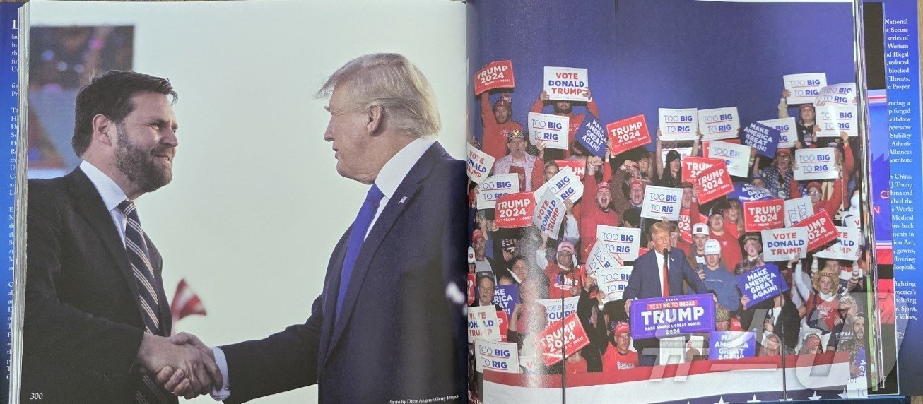 본문 이미지 - 도널드 트럼프 전 대통령의 재임시절 주요 장면과 최근 총격사건 등을 담은 화보집 '세이브 아메리카'(Save America)에 실린 트럼프와 그의 대선 러닝메이트인 JD 밴스 연방상원의원(오하이오)이 악수하는 장면. 트럼프는 별다른 코멘트를 싣지 않았다. 화보집은 360페이지 분량으로 이달 3일(현지시간) 발간했다.