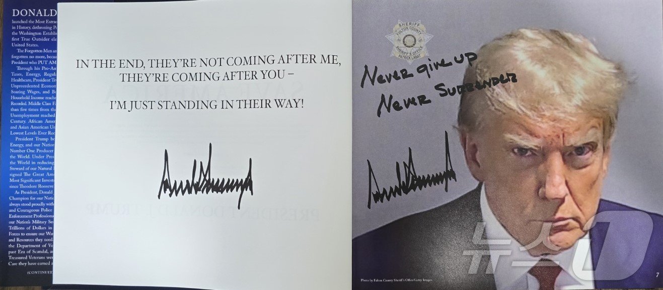 본문 이미지 - 도널드 트럼프 전 대통령의 재임시절 주요 장면과 최근 총격사건 등을 담은 화보집 '세이브 아메리카'(Save America)에 실린 트럼프의 머그샷. 화보집은 360페이지 분량으로 이달 3일(현지시간) 발간했다.