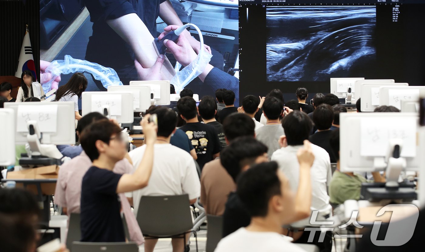 본문 이미지 - 8일 오전 서울 용산구 대한의사협회 대강당에서 열린 '사직 전공의들을 위한 근골격계 초음파 연수강좌'에서 사직 전공의들이 초음파 시연 강의를 스마트폰 카메라에 담고 있다. 수련병원을 떠난 전공의들은 지난 6일 '여·야·의·정 협의체'를 구성해 2026학년도 의대 정원 확대 등 의료개혁을 논의하자는 정부와 여당의 제안에 대해 '2025학년도 의대 정원'부터 논의해야 한다는 기존 입장을 유지하며 정부의 전향적인 태도 변화를 촉구하고 있다. 2024.9.8/뉴스1 ⓒ News1 오대일 기자