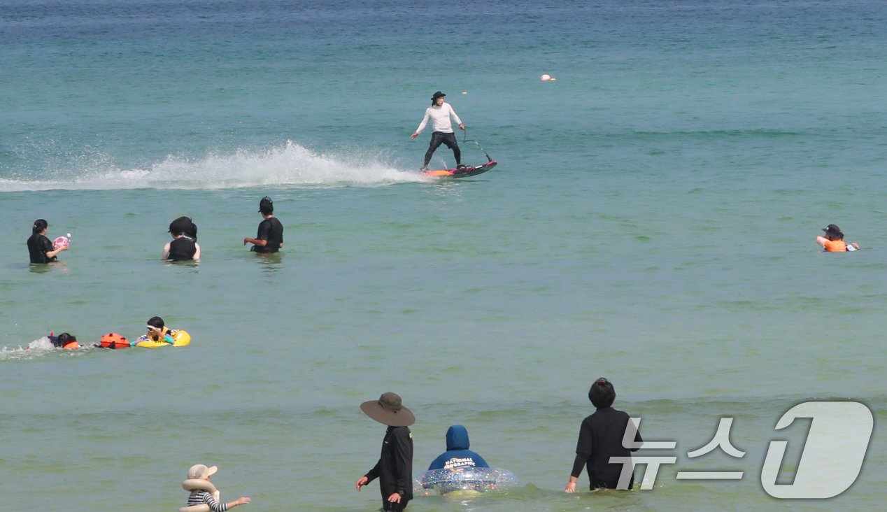 본문 이미지 - 제주에 폭염주의보가 발효된 8일 오전 제주시 조천읍 함덕해수욕장에서 외국인 관광객과 도민들이 물놀이를 하고 있다. 2024.9.8/뉴스1 ⓒ News1 오현지 기자