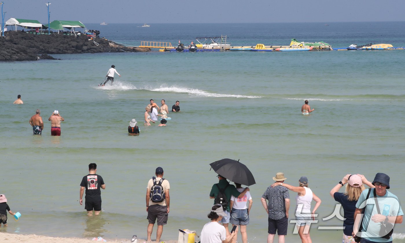 본문 이미지 - 제주에 폭염주의보가 발효된 8일 오전 제주시 조천읍 함덕해수욕장에서 외국인 관광객과 도민들이 늦더위를 쫓는 물놀이를 하고 있다. 2024.9.8/뉴스1 ⓒ News1 오현지 기자