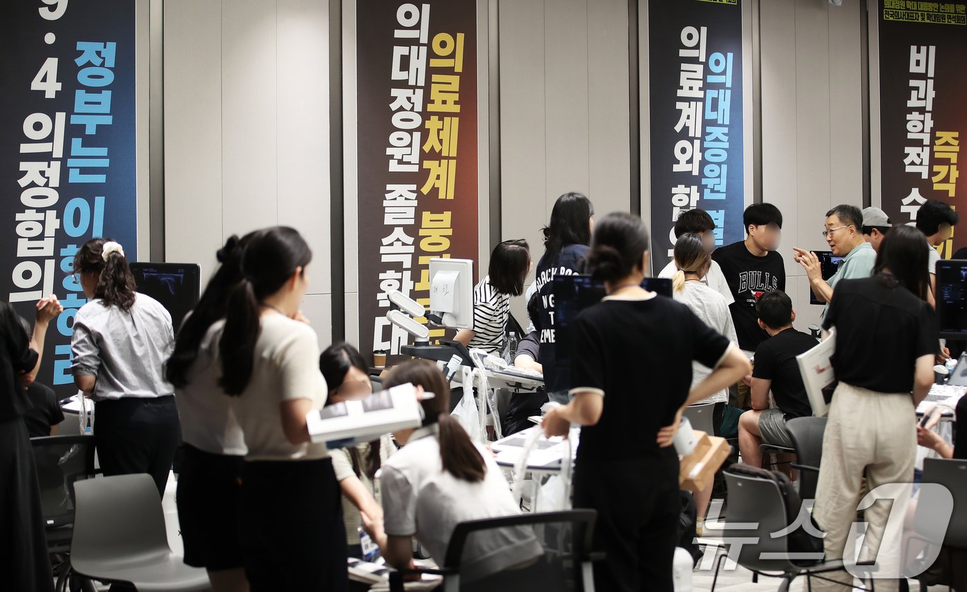 본문 이미지 - 서울 용산구 대한의사협회 대강당에서 9월 8일 열린 '사직 전공의들을 위한 근골격계 초음파 연수강좌'에서 사직 전공의들이 초음파 진단 실습을 하고 있다. 수련병원을 떠난 전공의들은 정부와 여당의 '여·야·의·정 협의체' 구성 제안에  '2025학년도 의대 정원'부터 논의해야 한다는 기존 입장을 유지하고 있다. /뉴스1 ⓒ News1 오대일 기자
