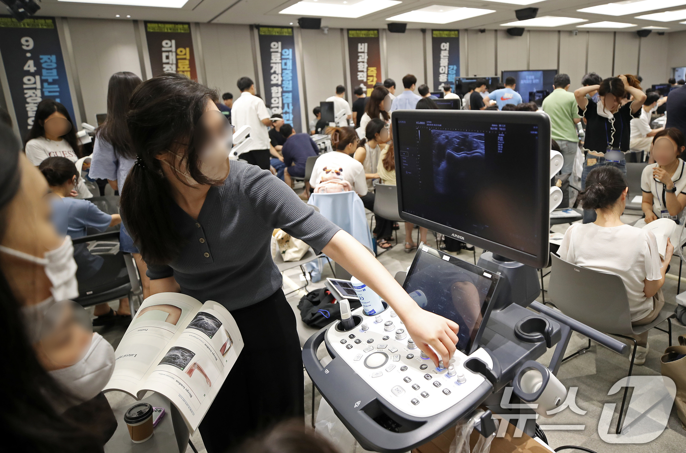 (서울=뉴스1) 오대일 기자 = 8일 오전 서울 용산구 대한의사협회 대강당에서 열린 '사직 전공의들을 위한 근골격계 초음파 연수강좌'에서 사직 전공의들이 초음파 진단 실습을 하고 …