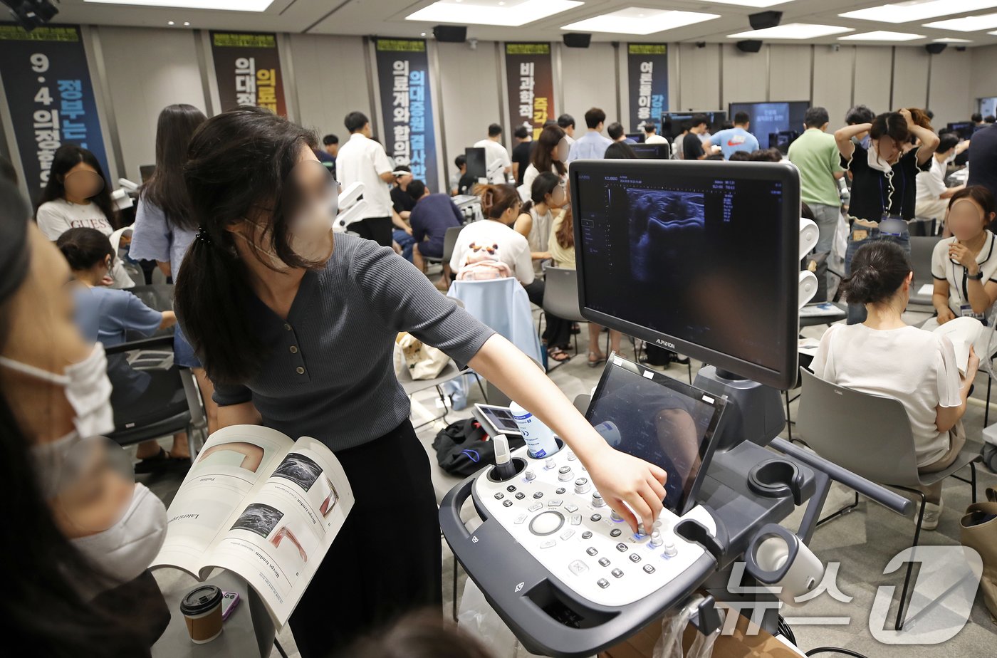 8일 오전 서울 용산구 대한의사협회 대강당에서 열린 &#39;사직 전공의들을 위한 근골격계 초음파 연수강좌&#39;에서 사직 전공의들이 초음파 진단 실습을 하고 있다. 수련병원을 떠난 전공의들은 지난 6일 &#39;여·야·의·정 협의체&#39;를 구성해 2026학년도 의대 정원 확대 등 의료개혁을 논의하자는 정부와 여당의 제안에 대해 &#39;2025학년도 의대 정원&#39;부터 논의해야 한다는 기존 입장을 유지하며 정부의 전향적인 태도 변화를 촉구하고 있다. 2024.9.8/뉴스1 ⓒ News1 오대일 기자