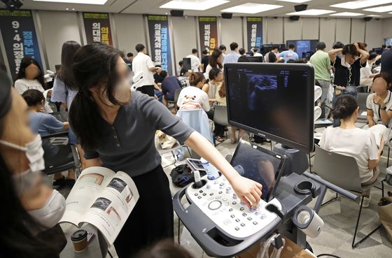 전공의 1만1732명 관둔 뒤 하반기 125명만 지원…의료공백 장기화 우려