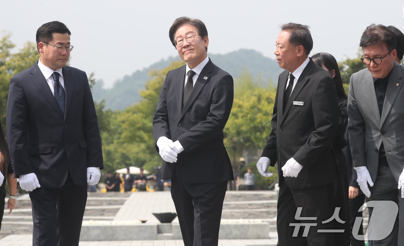 이재명 더불어민주당 대표가 8일 오전 경남 김해시 진영읍 봉하마을을 찾아 고 노무현 전 대통령 묘역을 참배하고 있다. 2024.9.8/뉴스1 ⓒ News1 윤일지 기자