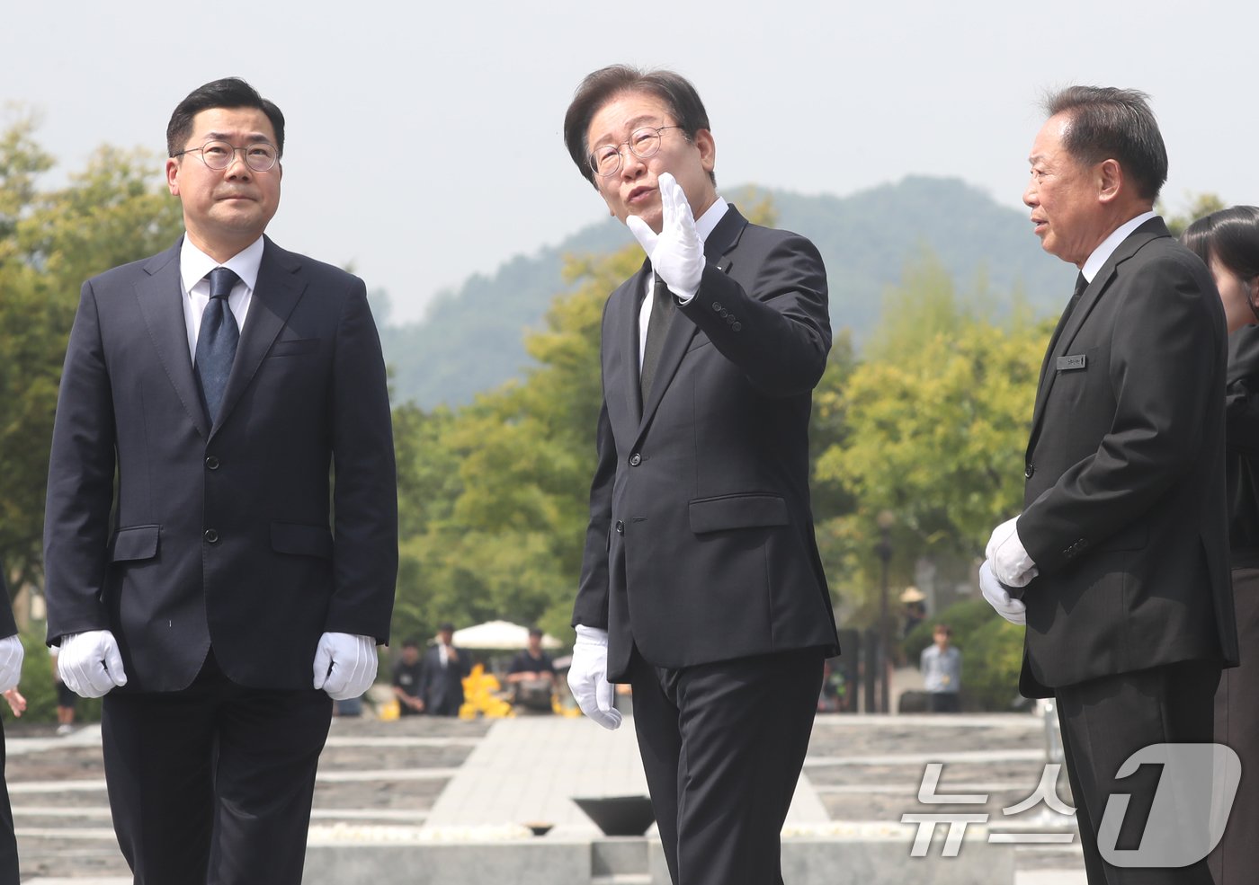 이재명 더불어민주당 대표가 8일 오전 경남 김해시 진영읍 봉하마을을 찾아 고 노무현 전 대통령 묘역을 참배하고 있다. 2024.9.8/뉴스1 ⓒ News1 윤일지 기자