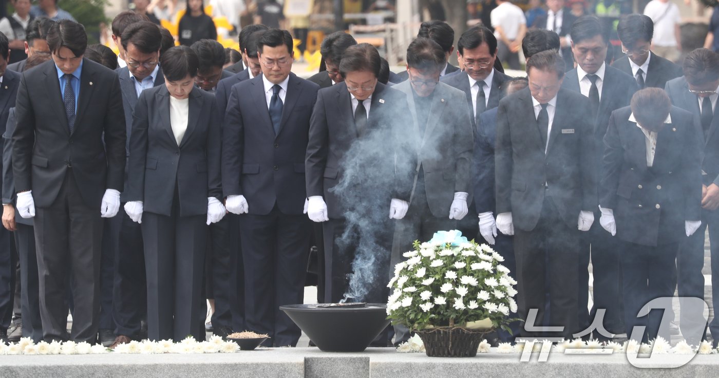 이재명 더불어민주당 대표가 8일 오전 경남 김해시 진영읍 봉하마을을 찾아 고 노무현 전 대통령 묘역을 참배하고 있다. 2024.9.8/뉴스1 ⓒ News1 윤일지 기자