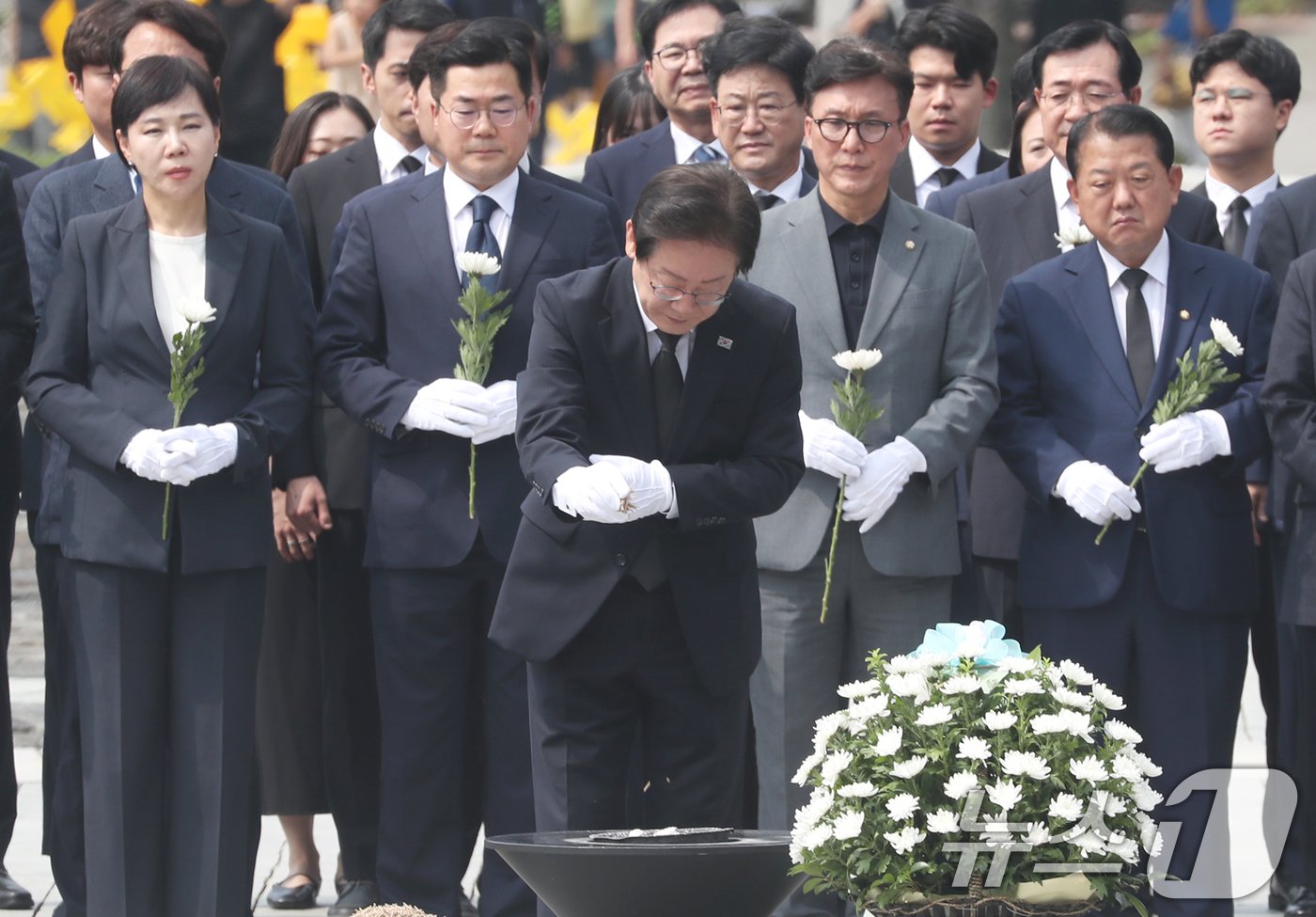 이재명 더불어민주당 대표가 8일 오전 경남 김해시 진영읍 봉하마을을 찾아 고 노무현 전 대통령 묘역을 참배하고 있다. 2024.9.8/뉴스1 ⓒ News1 윤일지 기자