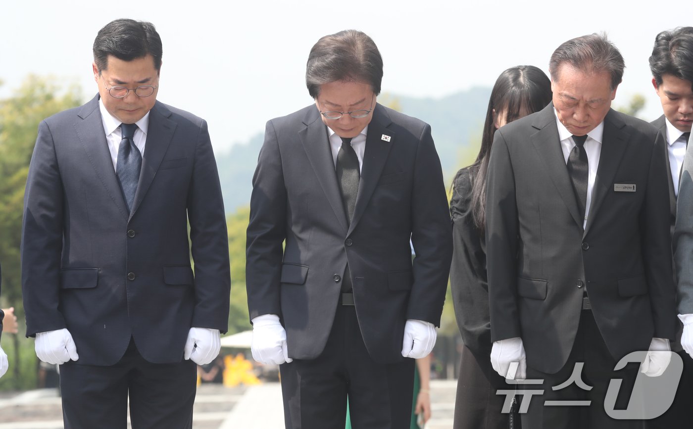 이재명 더불어민주당 대표가 8일 오전 경남 김해시 진영읍 봉하마을을 찾아 고 노무현 전 대통령 묘역을 참배하고 있다. 2024.9.8/뉴스1 ⓒ News1 윤일지 기자