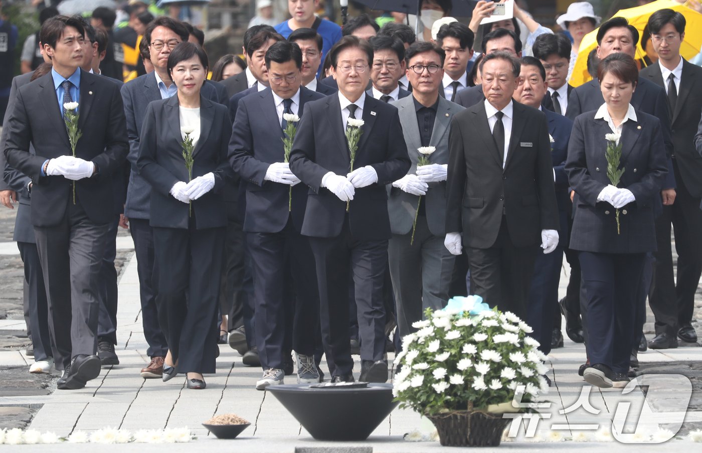 이재명 더불어민주당 대표가 8일 오전 경남 김해시 진영읍 봉하마을을 찾아 고 노무현 전 대통령 묘역을 참배하기 위해 이동하고 있다. 2024.9.8/뉴스1 ⓒ News1 윤일지 기자