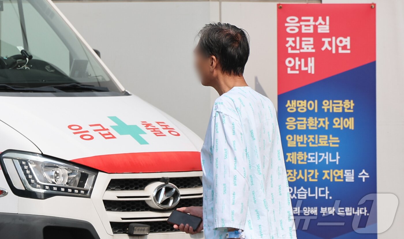 본문 이미지 - 서울 시내 한 대학병원 응급실 앞에 게시된 진료 지연 안내문. 2024.9.8/뉴스1 ⓒ News1 김도우 기자