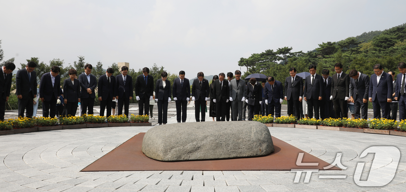 (김해=뉴스1) 윤일지 기자 = 이재명 더불어민주당 대표가 8일 오전 경남 김해시 진영읍 봉하마을을 찾아 고 노무현 전 대통령 묘역을 참배하고 있다. 2024.9.8/뉴스1