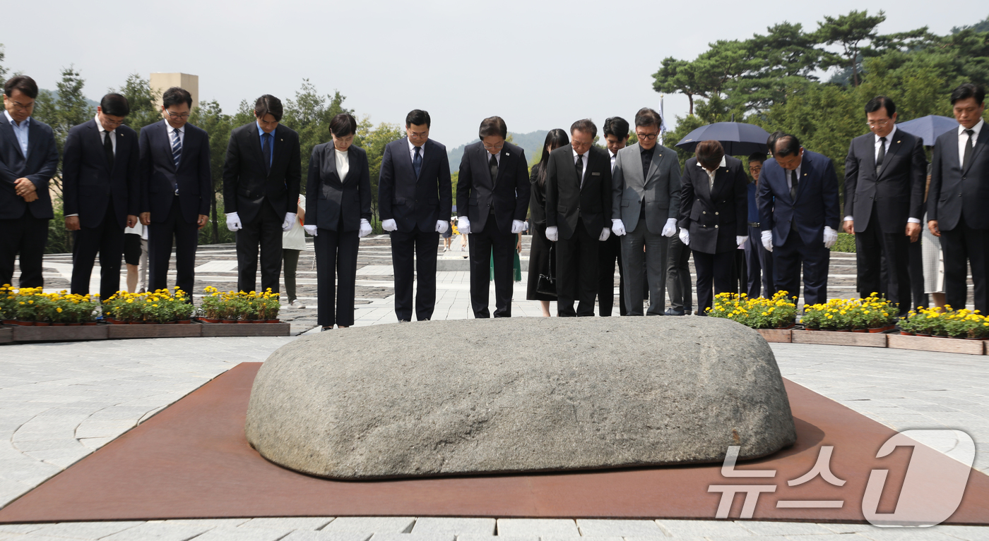 (김해=뉴스1) 윤일지 기자 = 이재명 더불어민주당 대표가 8일 오전 경남 김해시 진영읍 봉하마을을 찾아 고 노무현 전 대통령 묘역을 참배하고 있다. 2024.9.8/뉴스1